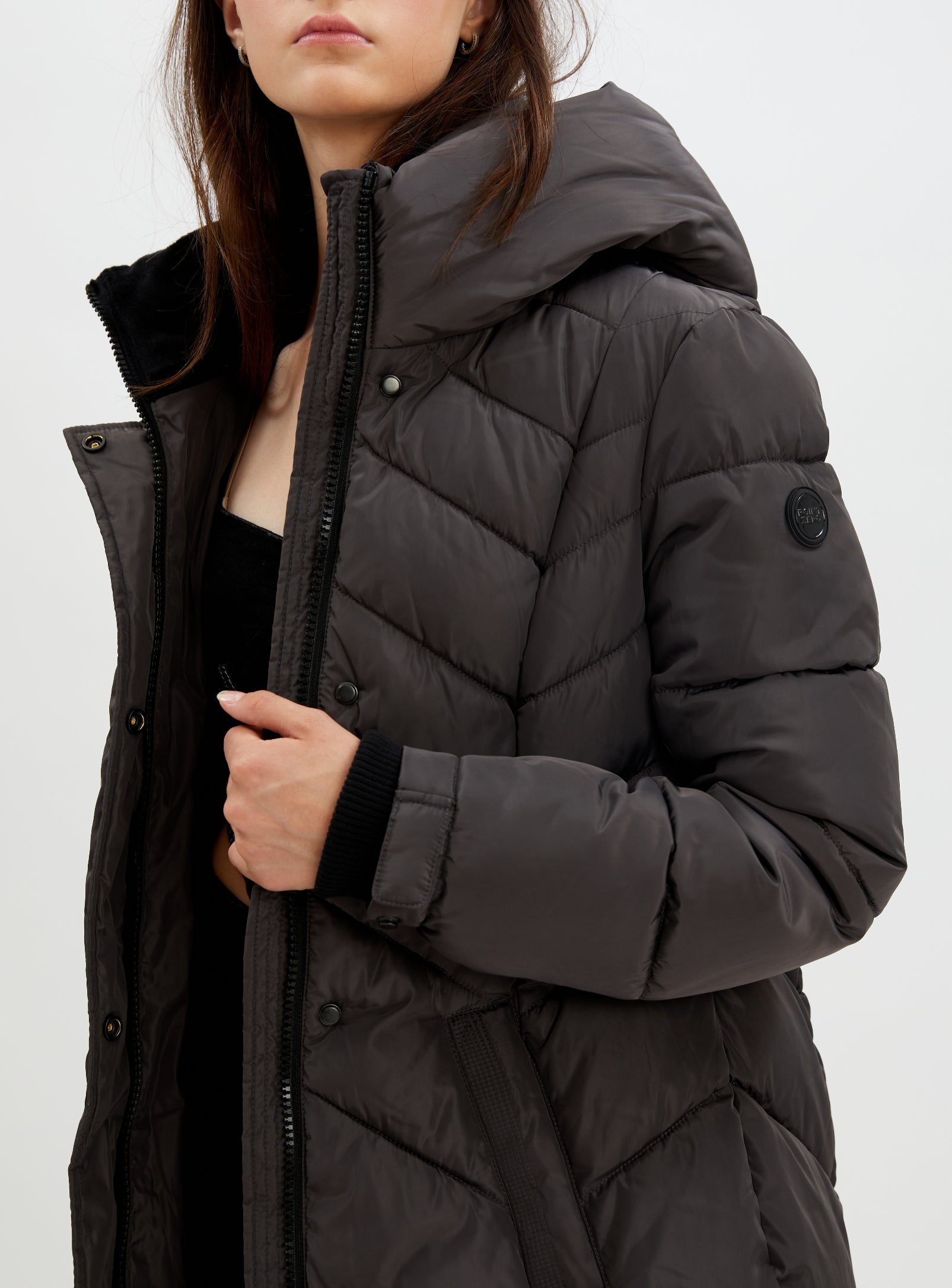 FLORENTINA |Long zip front hooded chevron quilted puffer jacket ||FLORENTINA |Doudoune longue matelassée à chevrons et capuche zippée sur le devant
