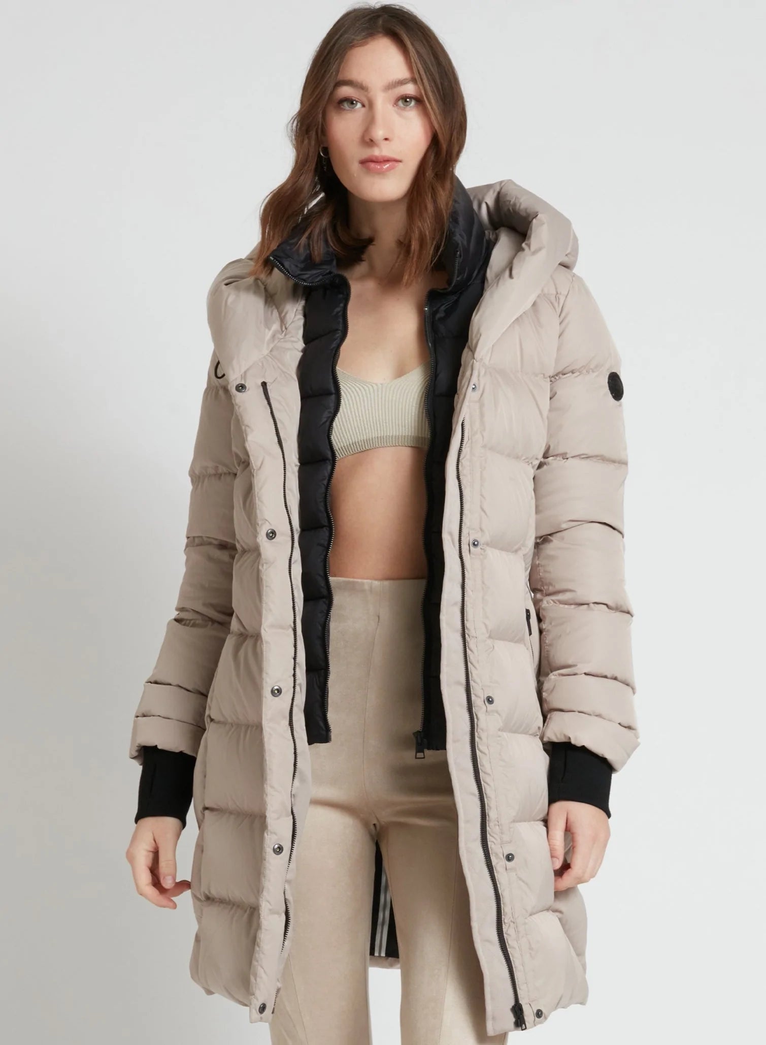 CAROLINE | quilted long puffer jacket || CAROLINE | Doudoune longue matelassée à encolure contrastée avec capuche coussin