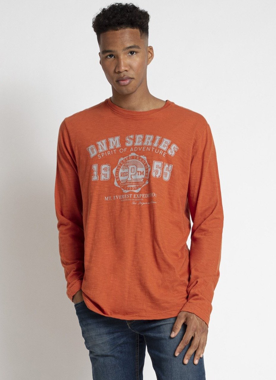 TOM | PRINTED LONG SLEEVE CREWNECK T-SHIRT||TOM | T-SHIRT IMPRIMÉ À MANCHES LONGUES ET À COL RAS DU COU
