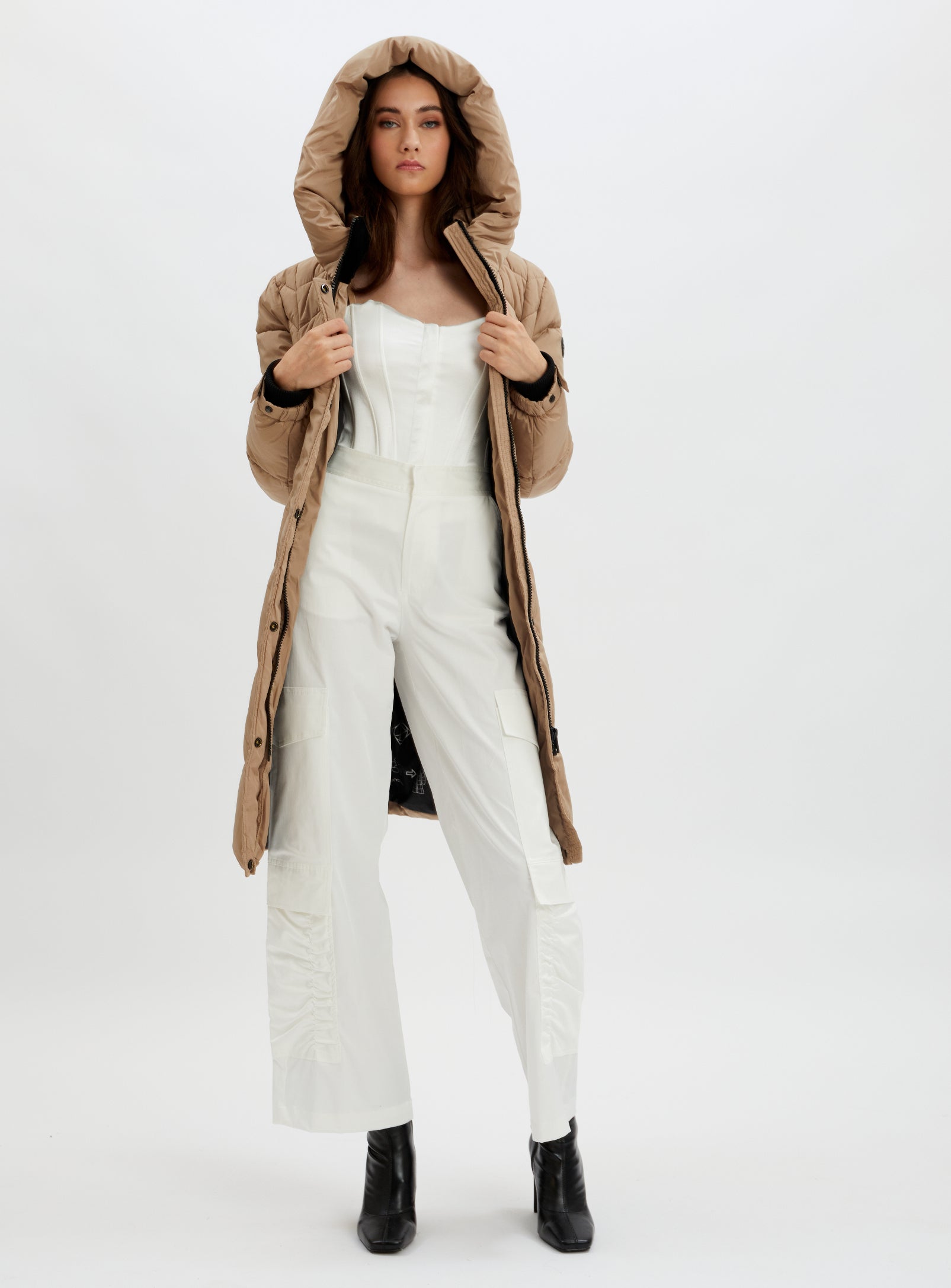 FLORENTINA |Long zip front hooded chevron quilted puffer jacket ||FLORENTINA |Doudoune longue matelassée à chevrons et capuche zippée sur le devant