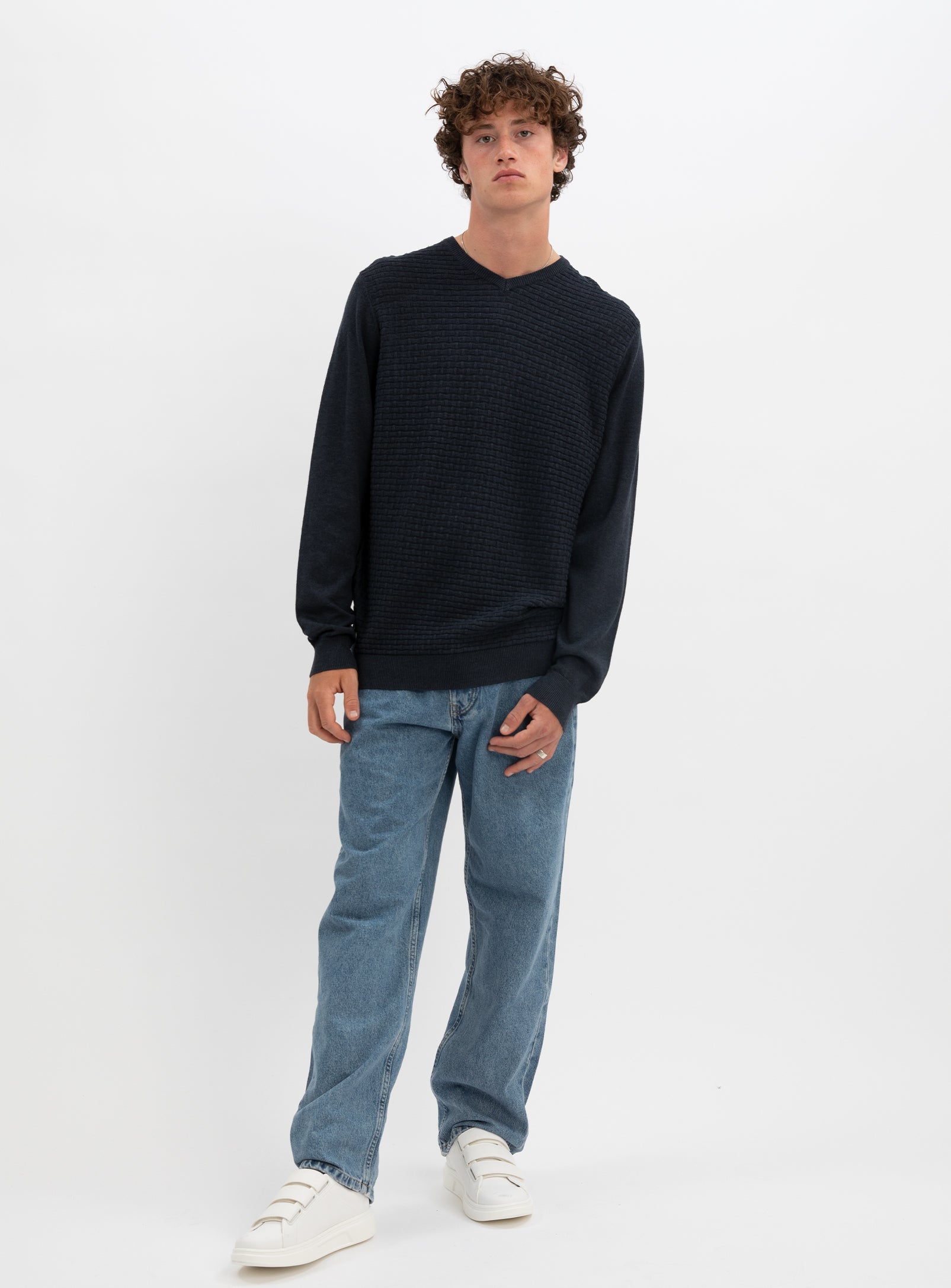 STEN  | Cotton v neck fine gauge sweater || STEN |  Chandail fin en coton à col v