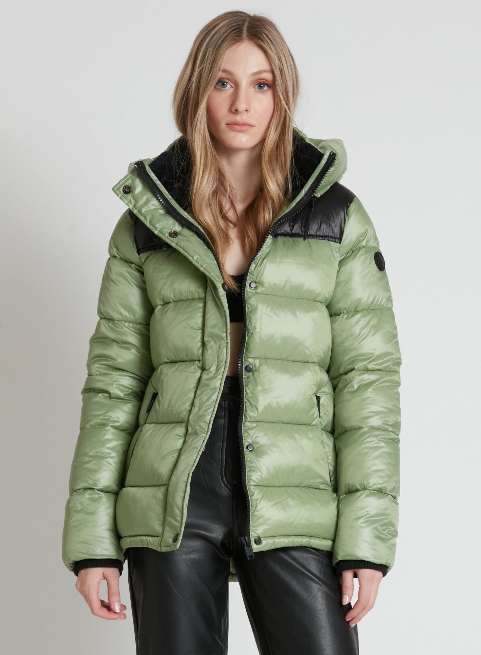 OVALIA | Zip front hooded puffer with contrast yoke|| OVALIA | Doudoune zippée à capuche avec empiècement contrasté