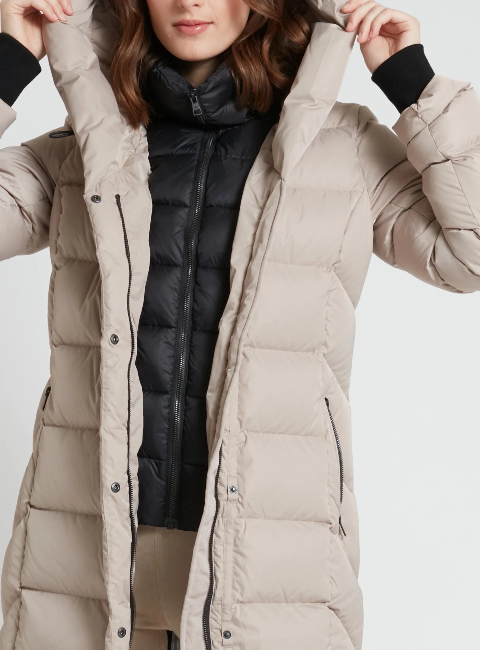 CAROLINE | quilted long puffer jacket || CAROLINE | Doudoune longue matelassée à encolure contrastée avec capuche coussin