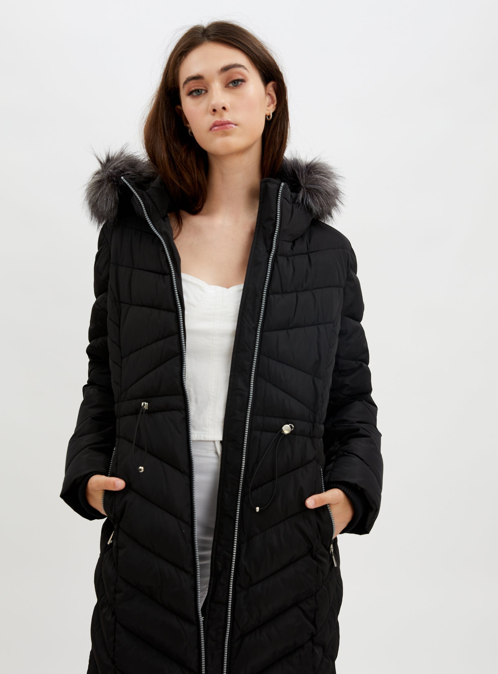 BEATRICE | Eco-down parka jacket || BEATRICE | Longue doudoune zippée à capuche avec zip latéral et bordure en fausse fourrure