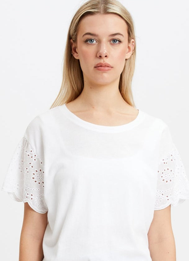 KIM | Short sleeve embroidery top || KIM | Haut brodé à manches courtes