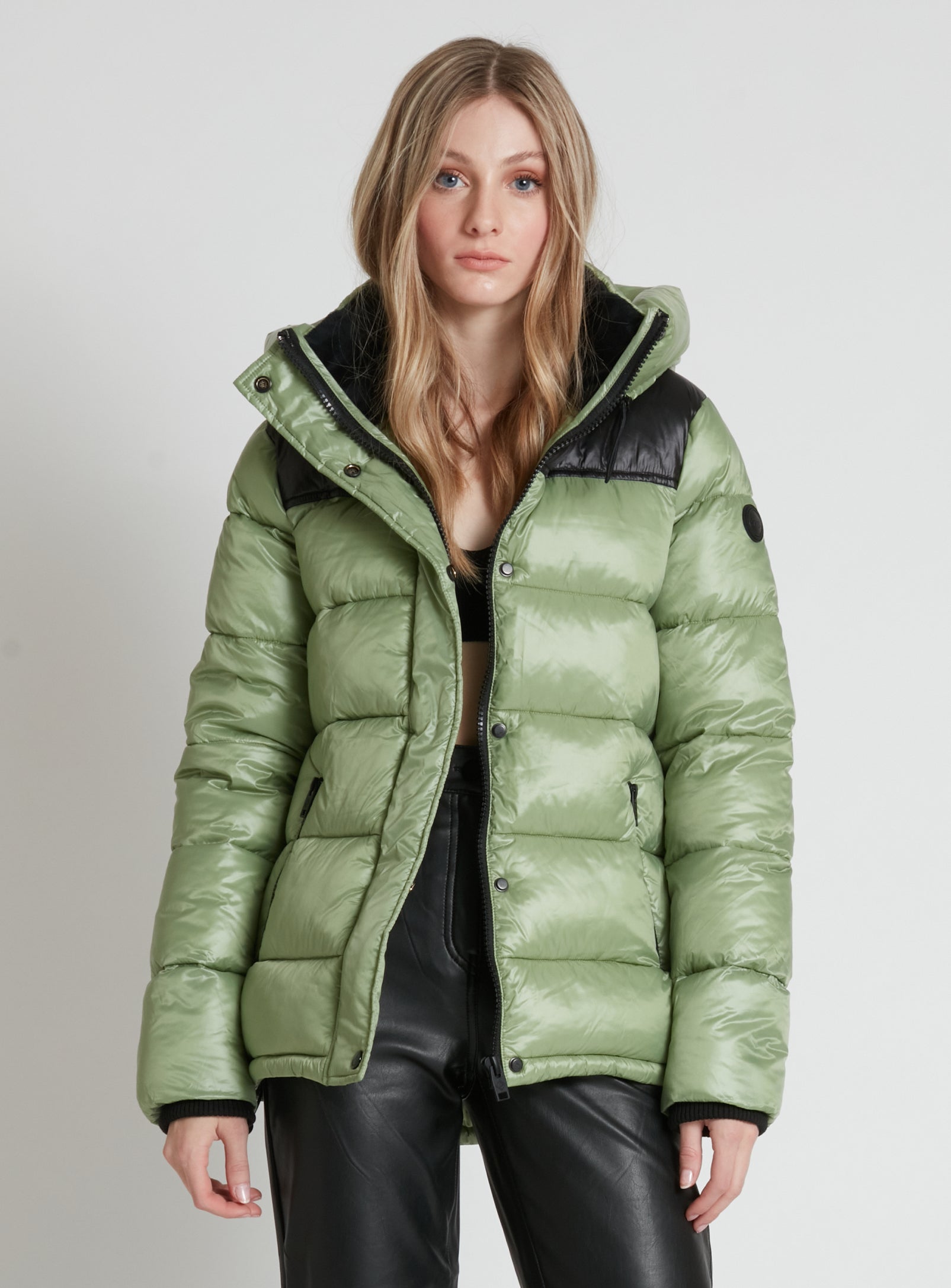 OVALIA | Zip front hooded puffer with contrast yoke|| OVALIA | Doudoune zippée à capuche avec empiècement contrasté