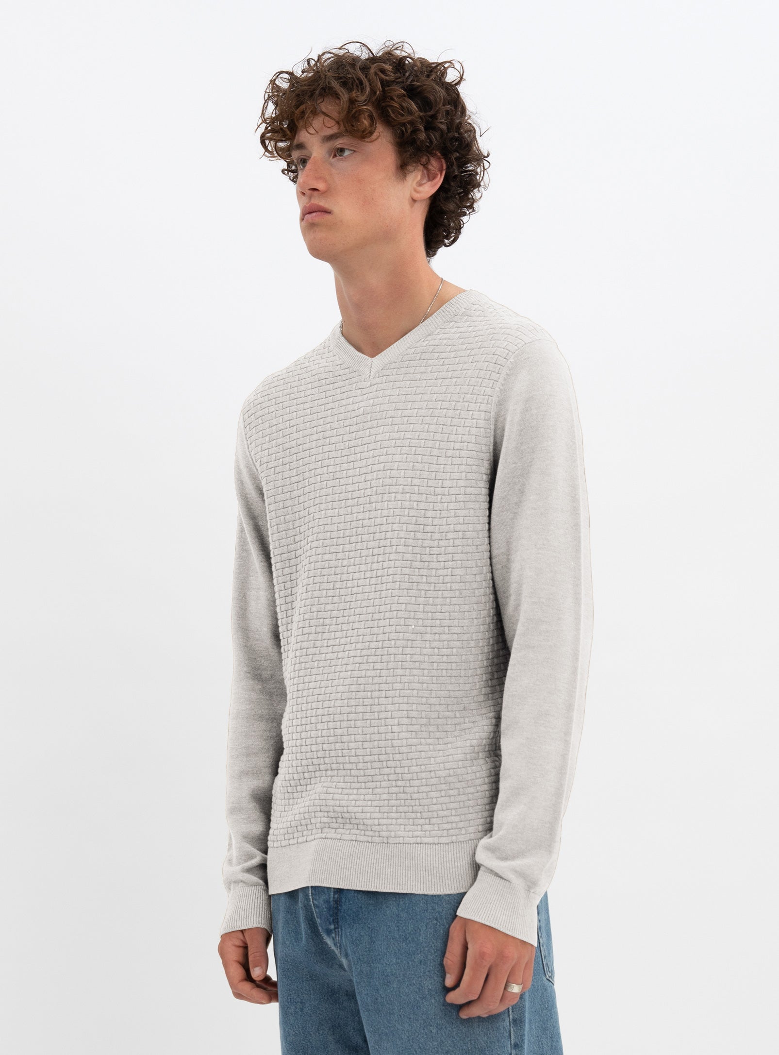 STEN  | Cotton v neck fine gauge sweater || STEN |  Chandail fin en coton à col v