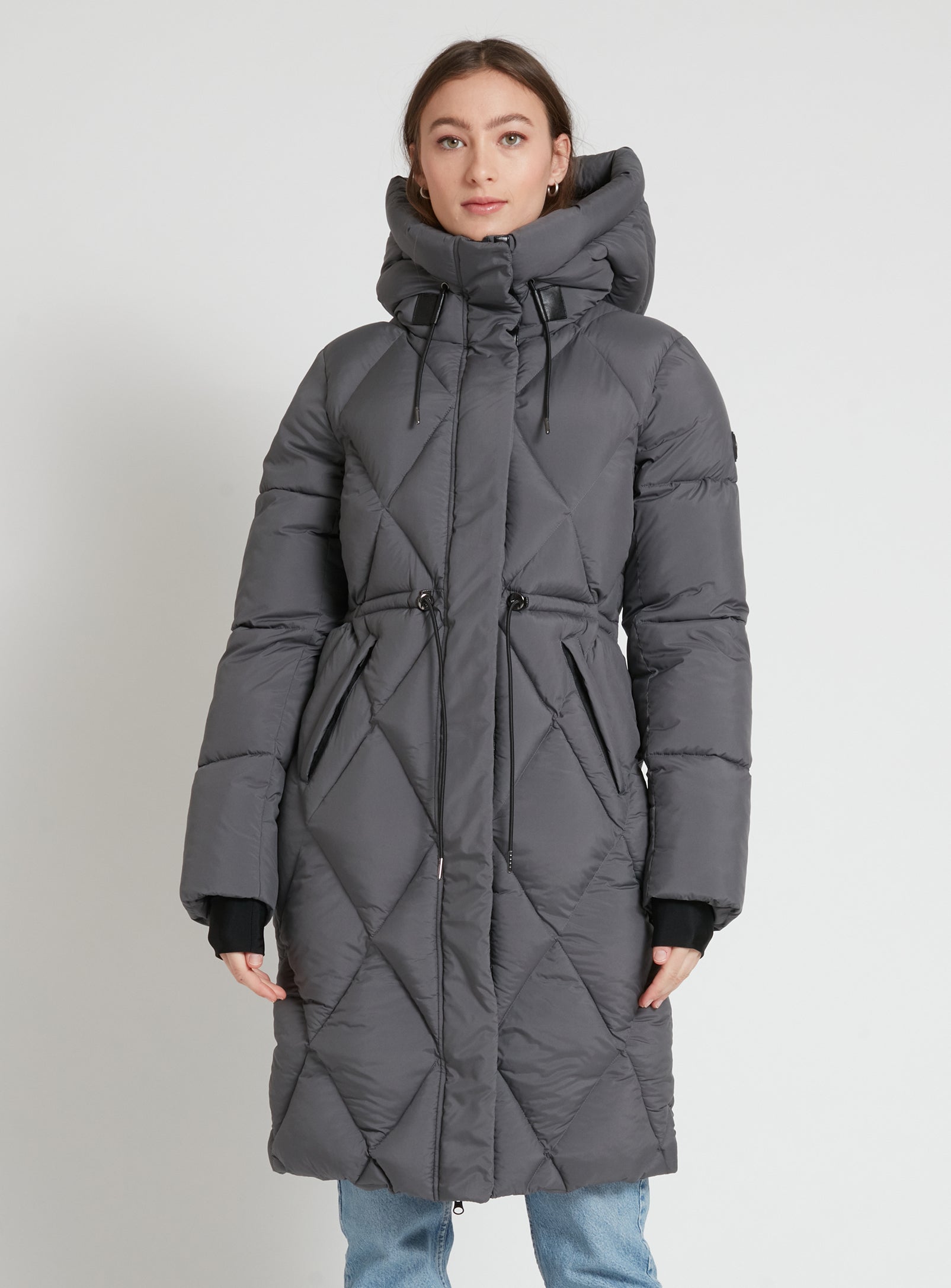 BEBIANA  | Zip front hooded maxi length diamond quilted puffer jacket || BEBIANA |  Doudoune longue matelassée à capuche zippée sur le devant