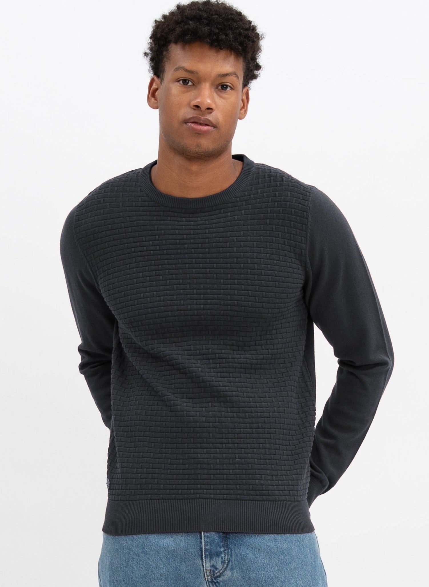 SWEN  | Cotton crewneck fine gauge sweater || SWEN |  Chandail fin en coton à col ras du cou