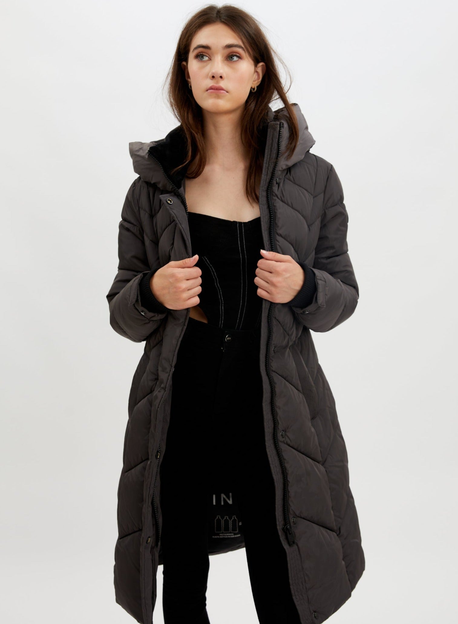 FLORENTINA |Long zip front hooded chevron quilted puffer jacket ||FLORENTINA |Doudoune longue matelassée à chevrons et capuche zippée sur le devant