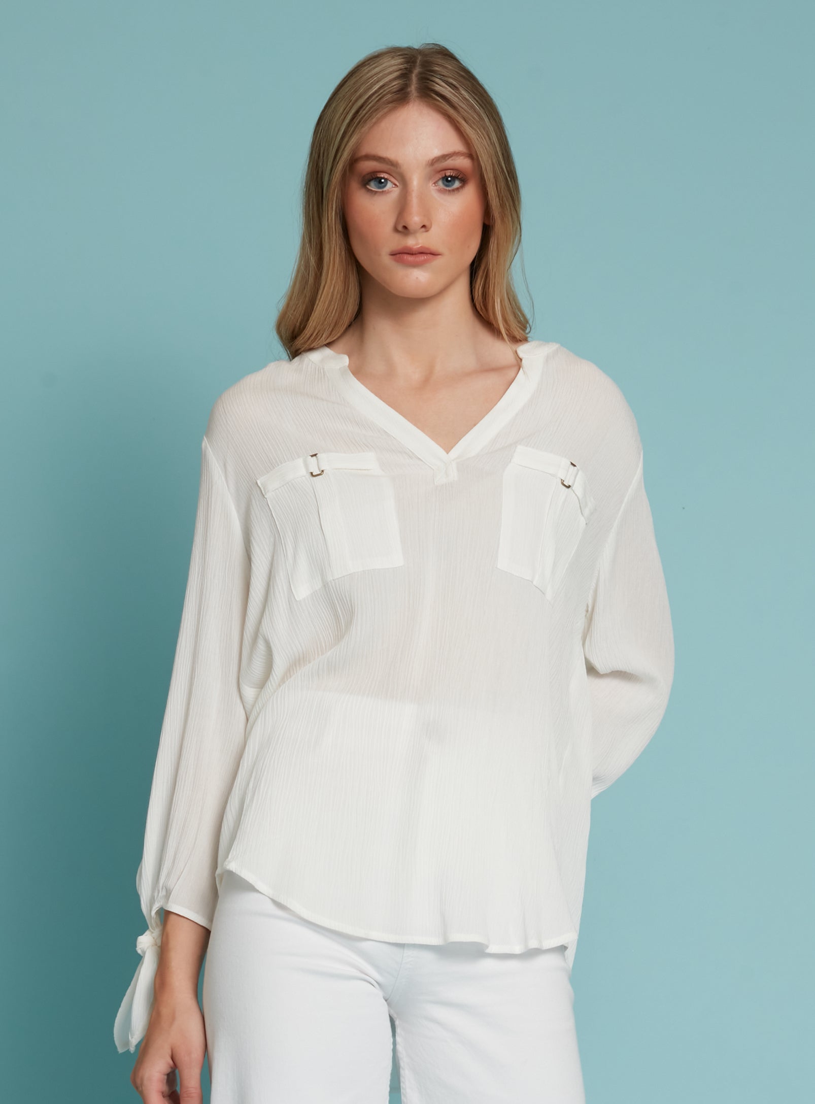 RILA | Semi-sheer white blouse || RILA | Blouse blanche semi-transparente