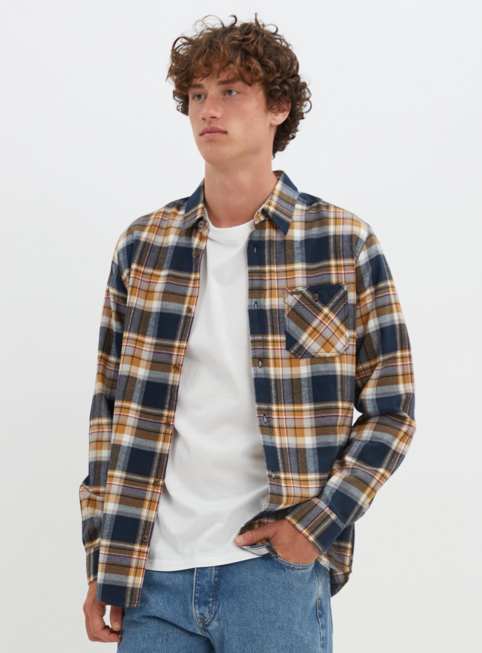 NOAH | Checkered semi-fit overshirt || NOAH |Surchemise semi-ajustée à carreaux