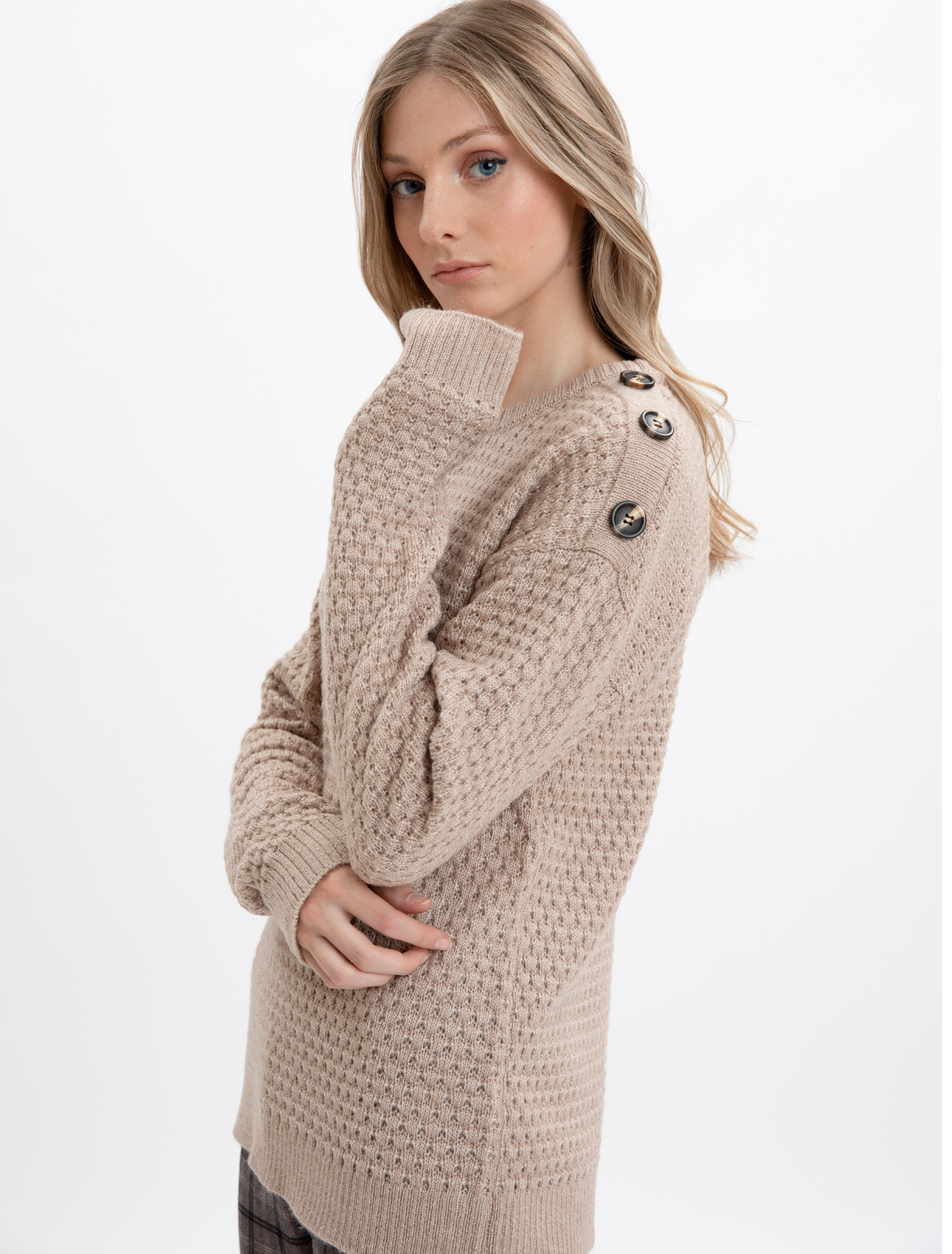 CARLEE | Long sleeve sweater with shoulder button sequence || CARLEE | Pull à manches longues avec séquence de boutons aux épaules