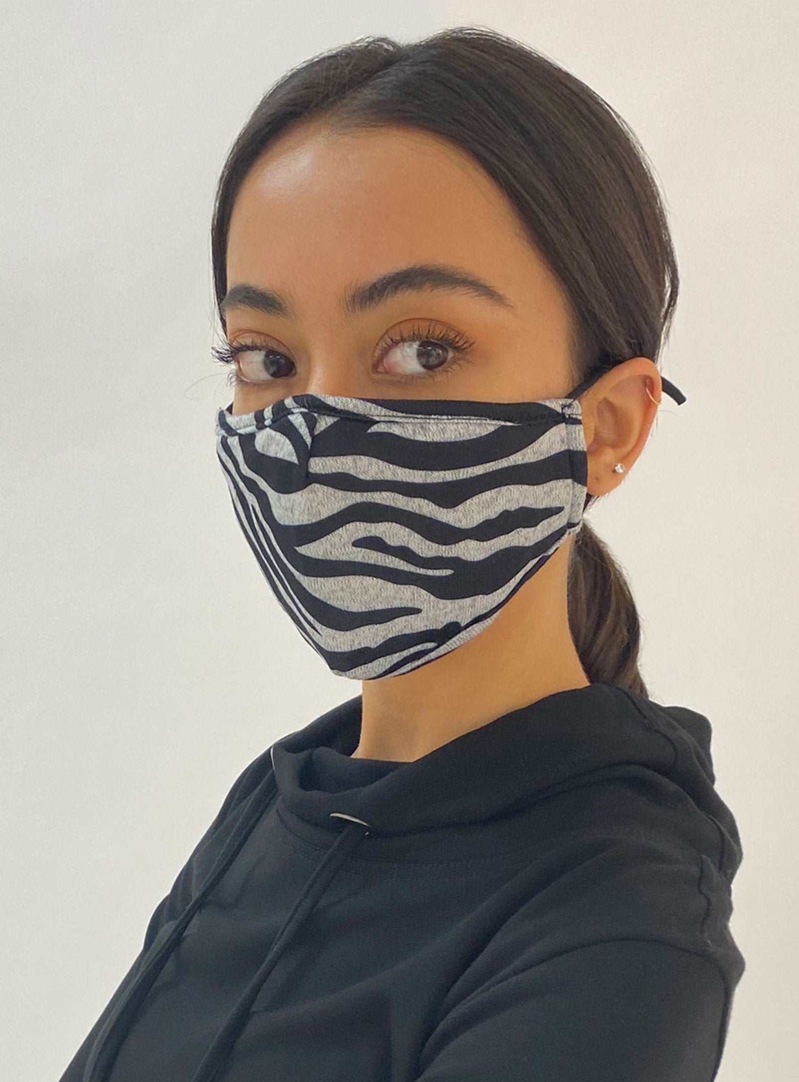 REUSABLE 3 LAYER MASK | A PACK OF 3 MASKS-GREY||MASQUE RÉUTILISABLE 3 COUCHES | UN PACK DE 3 MASQUES-GRIS