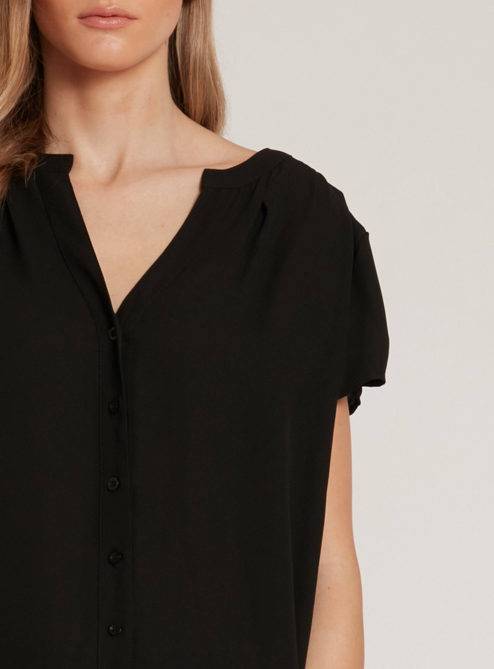 ZELA | Cap sleeve button front blouse || ZELA | Chemisier boutonné à mancherons