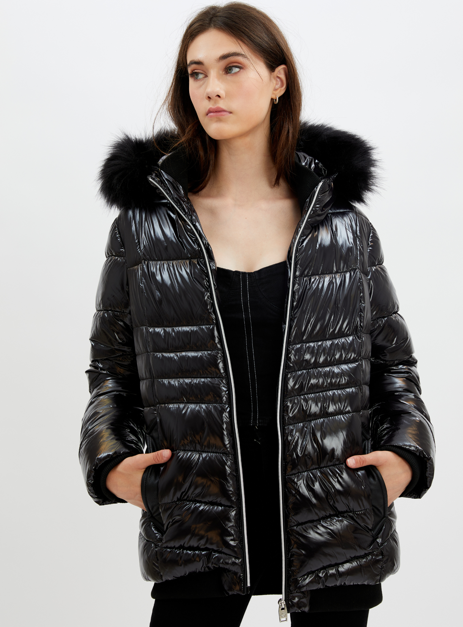 ANAIS | Zip front hooded liquid shine bomber with removable faux fur trim || ANAIS | Bomber liquide brillant à capuche avec fermeture éclair sur le devant et bordure amovible en fausse fourrure