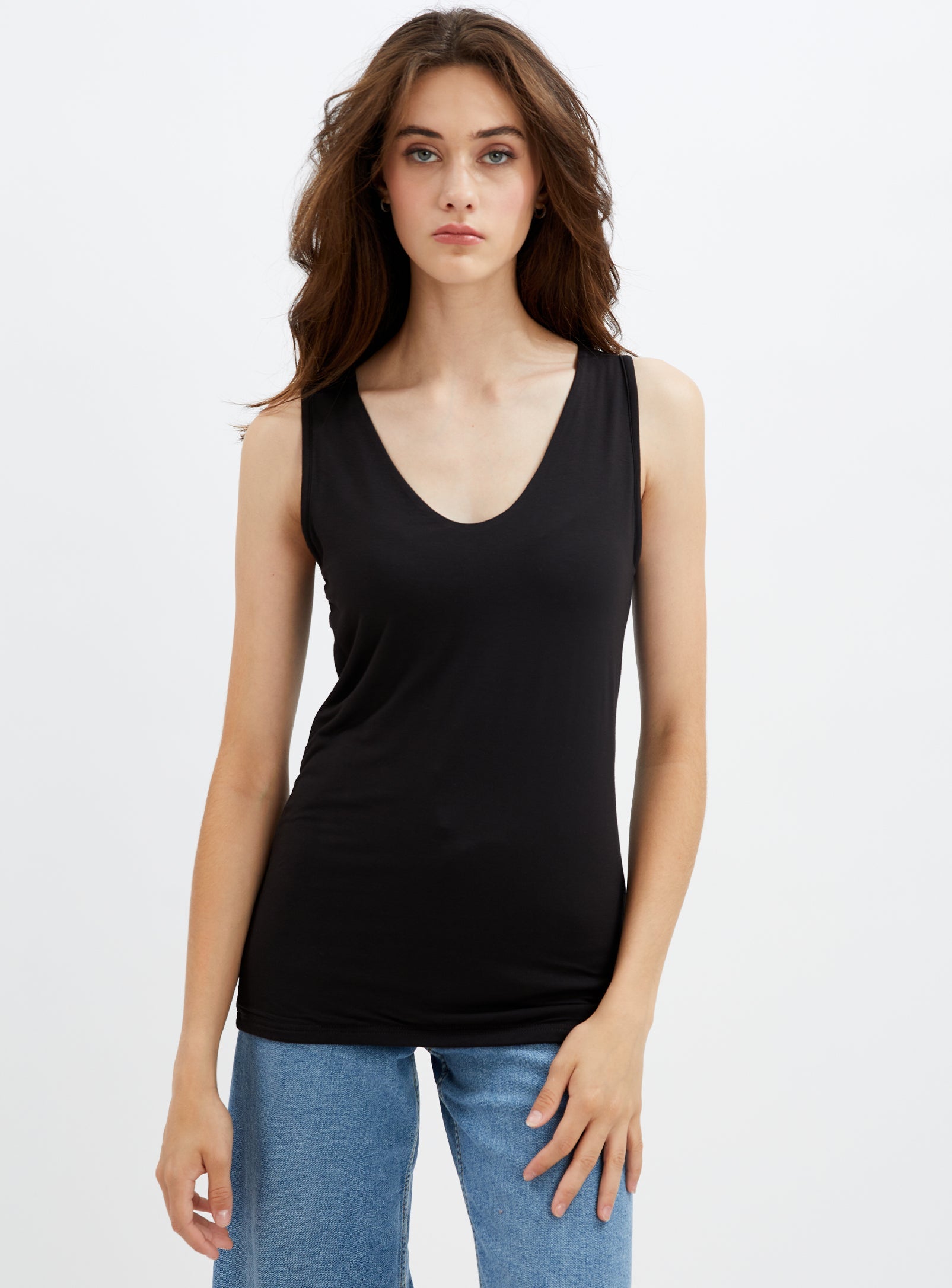 GIGI | Basic v-neck camisole || GIGI | Camisole col en v basique