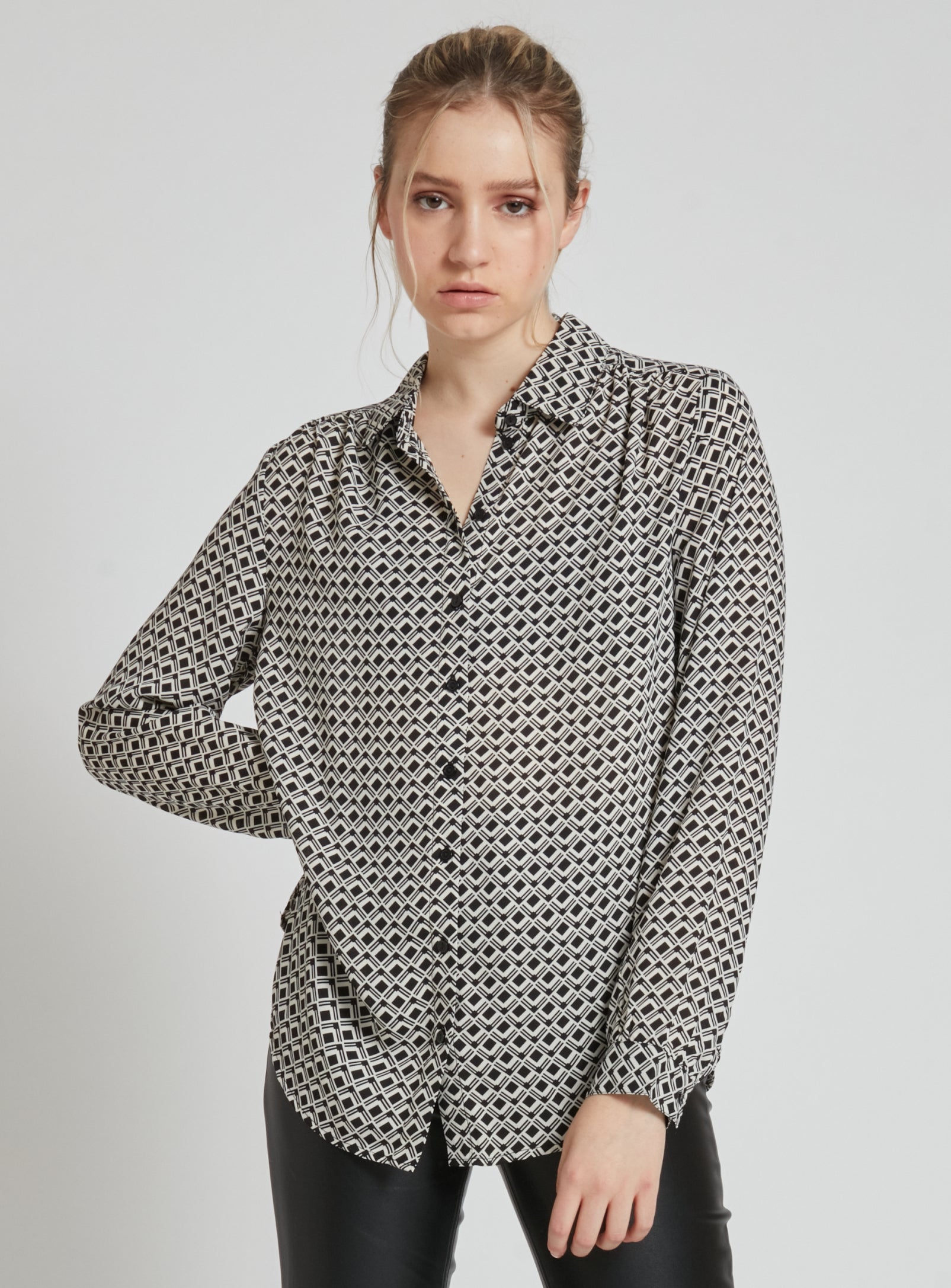 GABRIELLE | Long sleeve blouse in a geometric pattern design with button front closure. || GABRIELLE  |Chemisier à manches longues à motif géométrique avec fermeture boutonnée sur le devant.