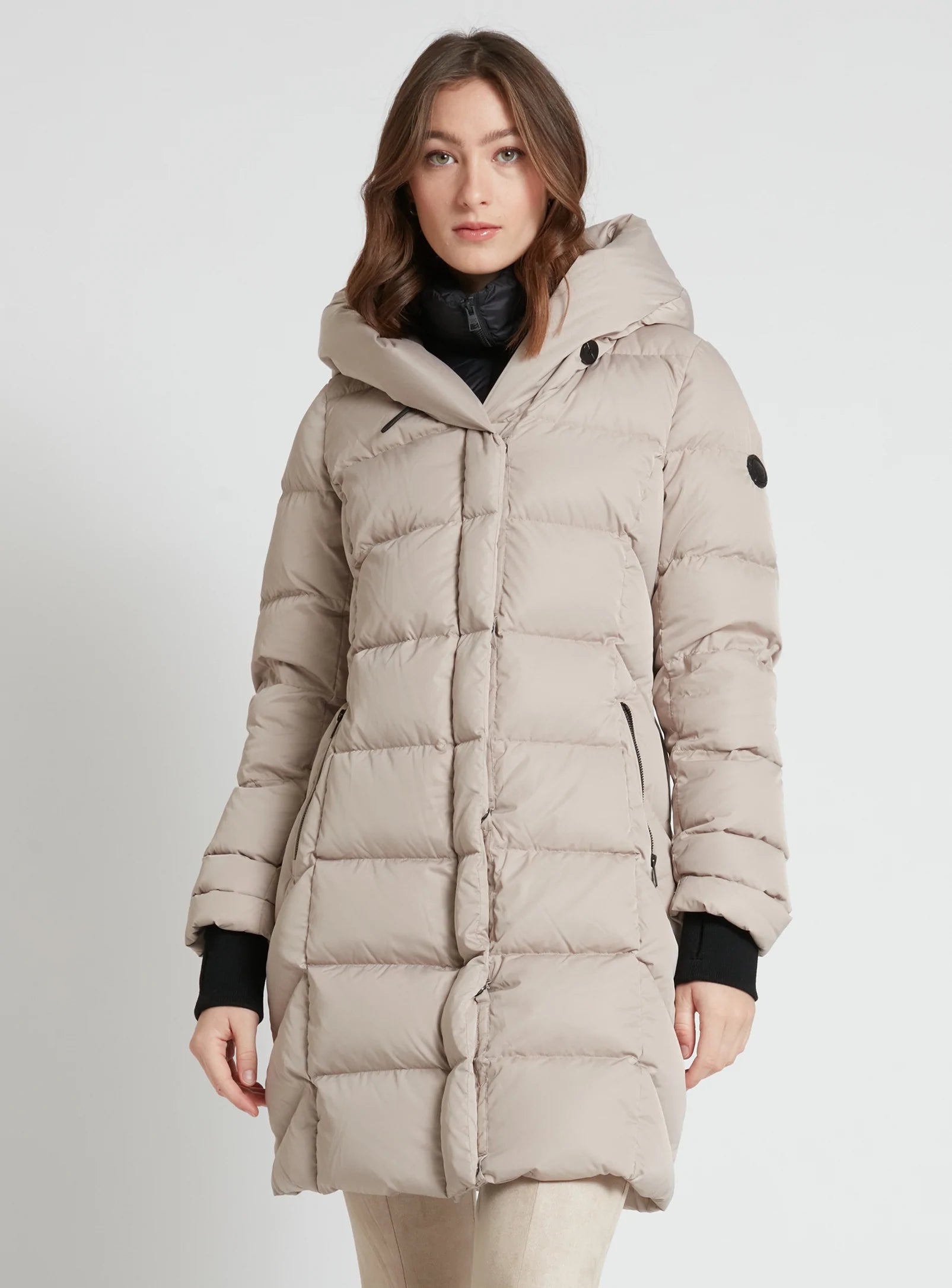 CAROLINE | quilted long puffer jacket || CAROLINE | Doudoune longue matelassée à encolure contrastée avec capuche coussin