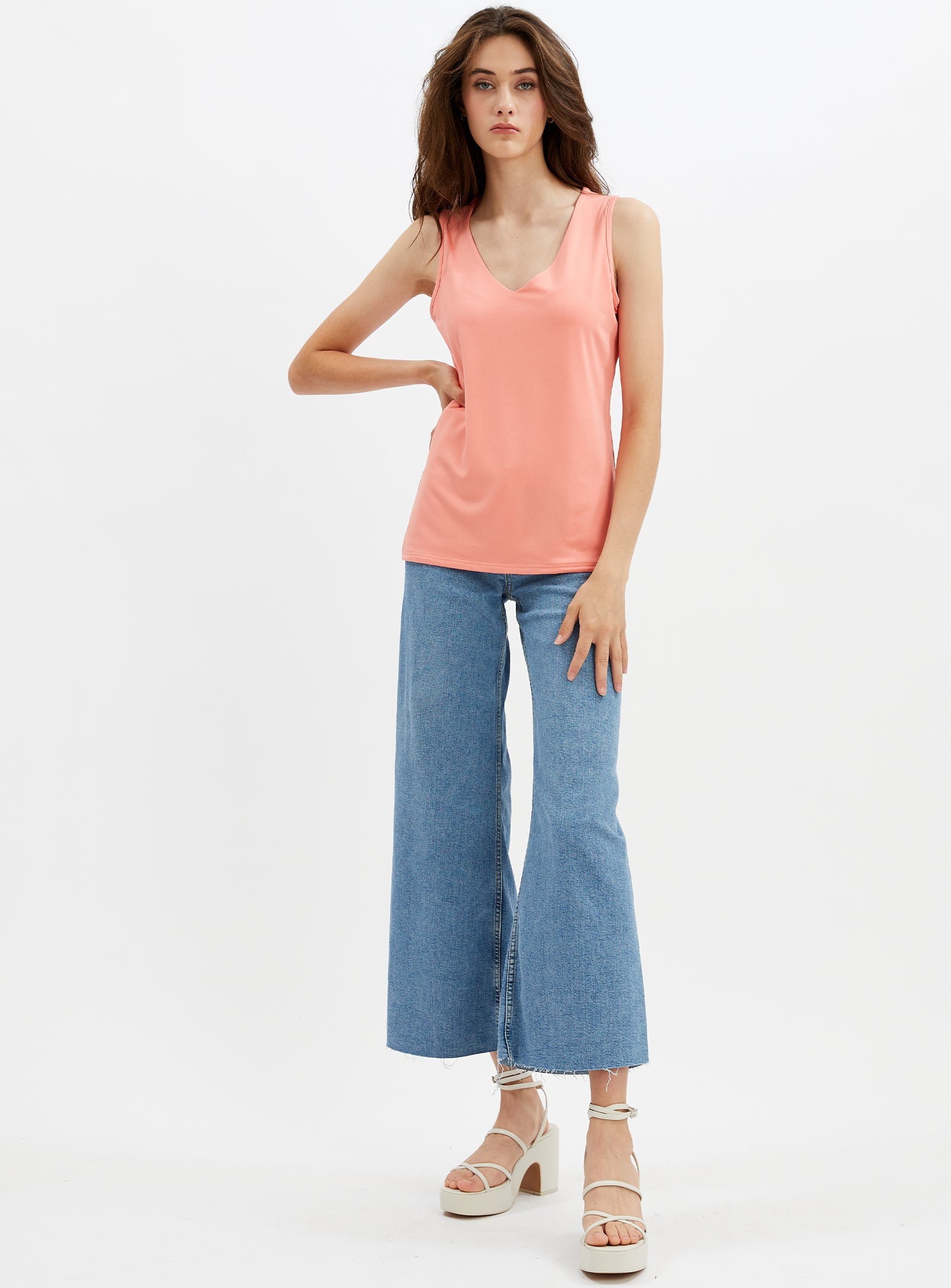 GIGI | Basic v-neck camisole || GIGI | Camisole col en v basique