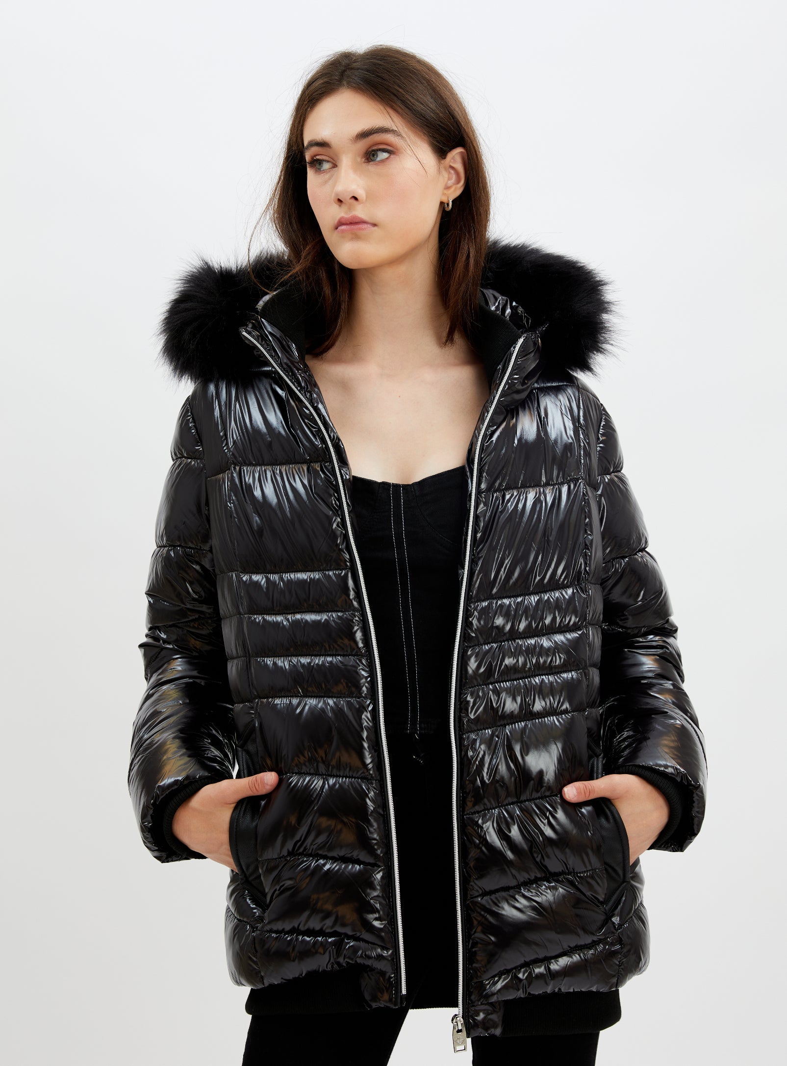 ANAIS | Zip front hooded liquid shine bomber with removable faux fur trim || ANAIS | Bomber liquide brillant à capuche avec fermeture éclair sur le devant et bordure amovible en fausse fourrure