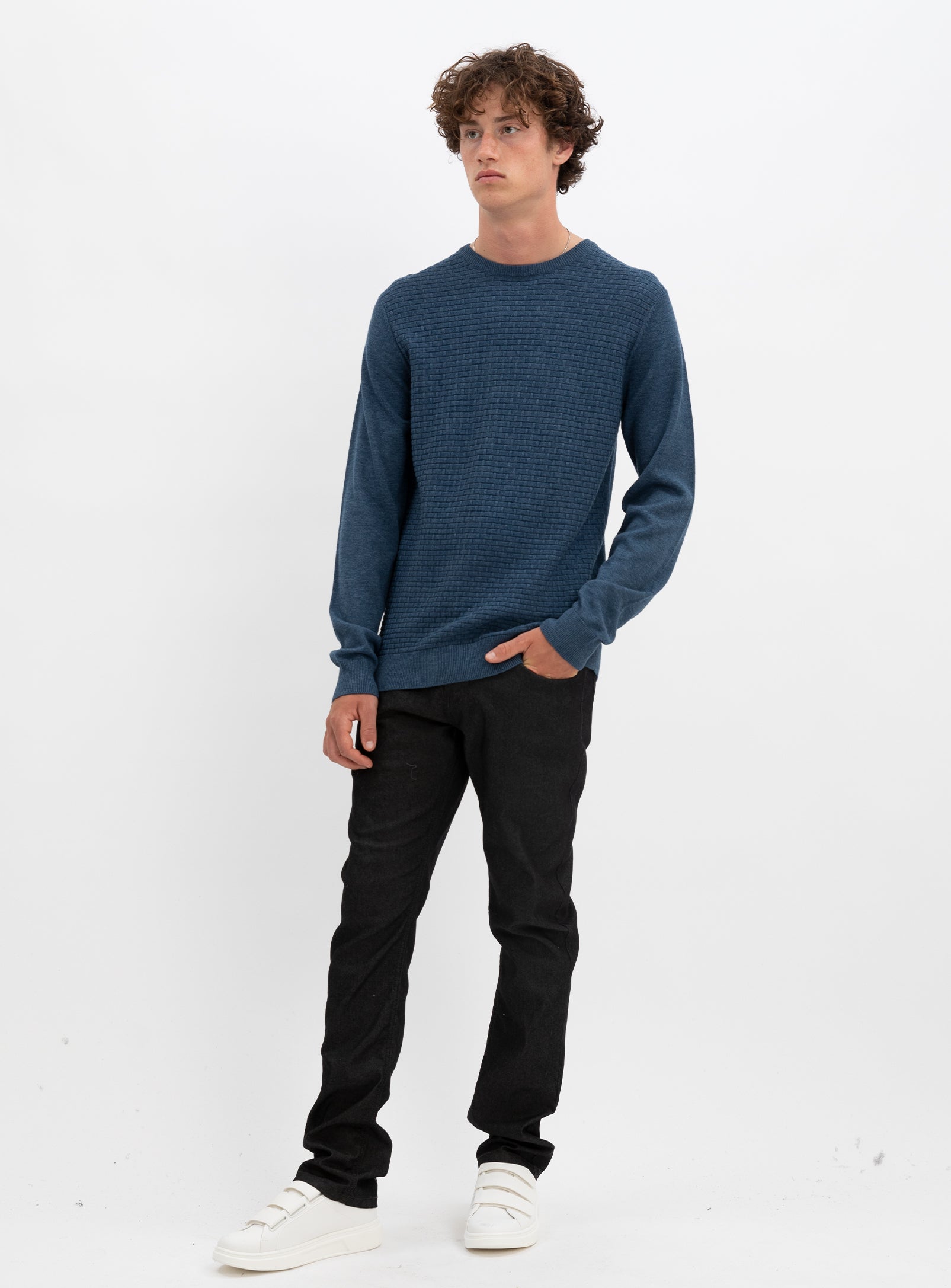 SWEN  | Cotton crewneck fine gauge sweater || SWEN |  Chandail fin en coton à col ras du cou