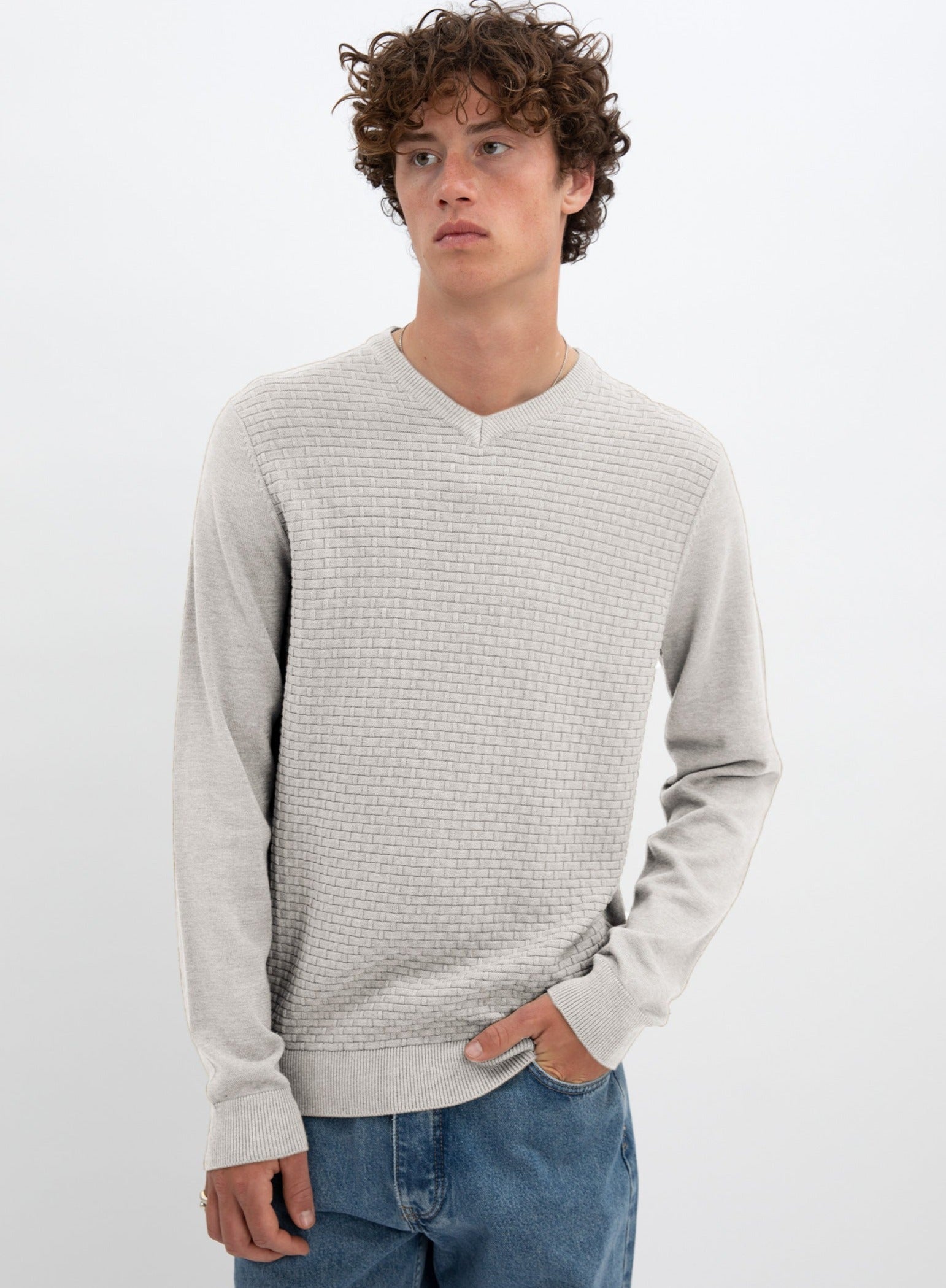 STEN  | Cotton v neck fine gauge sweater || STEN |  Chandail fin en coton à col v