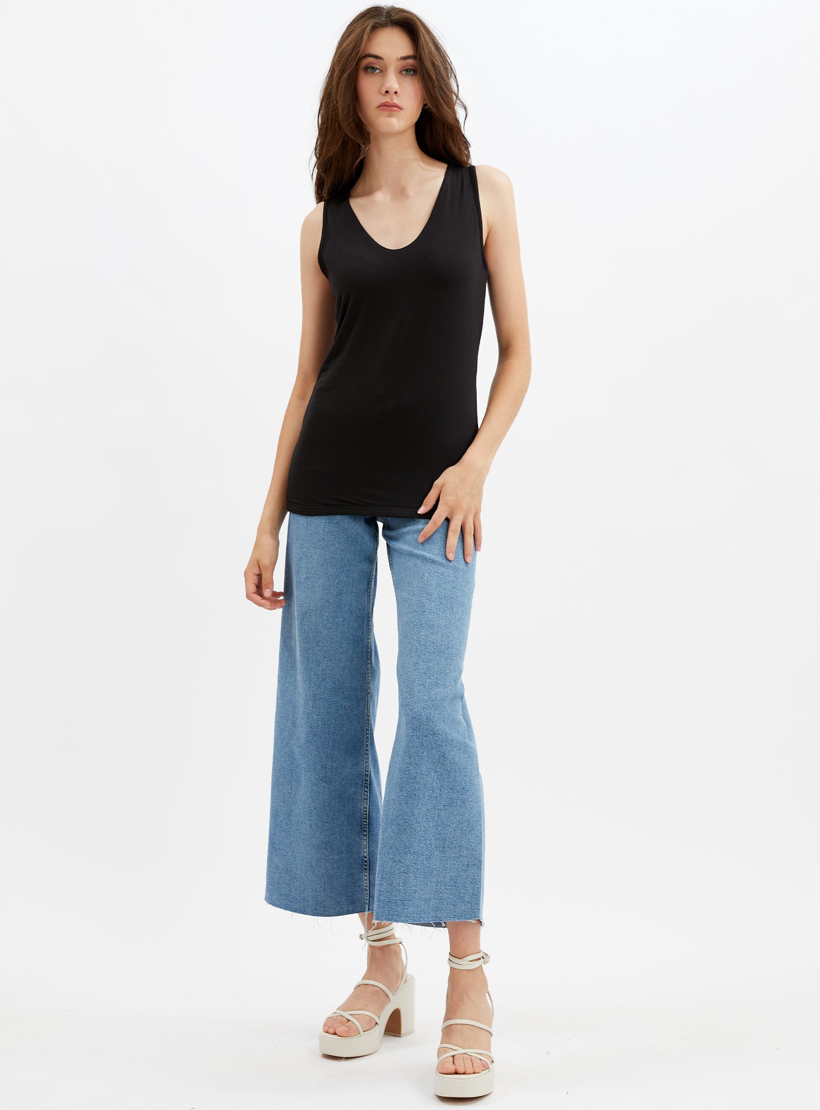 GIGI | Basic v-neck camisole || GIGI | Camisole col en v basique