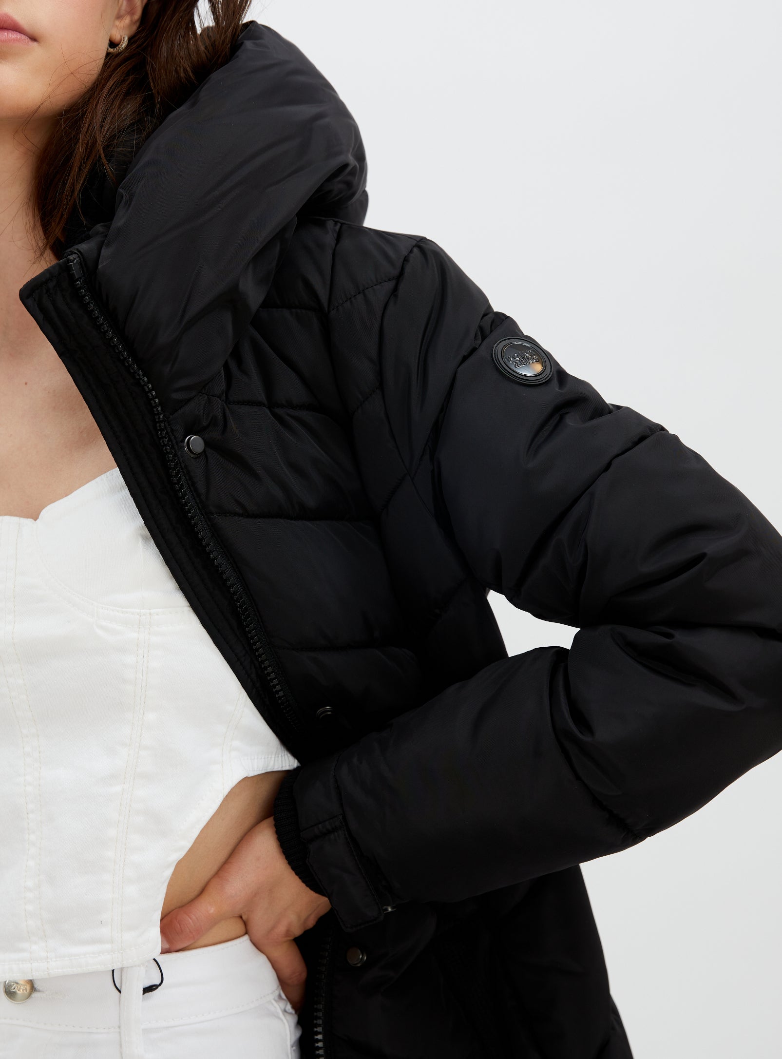 FLORENTINA |Long zip front hooded chevron quilted puffer jacket ||FLORENTINA |Doudoune longue matelassée à chevrons et capuche zippée sur le devant