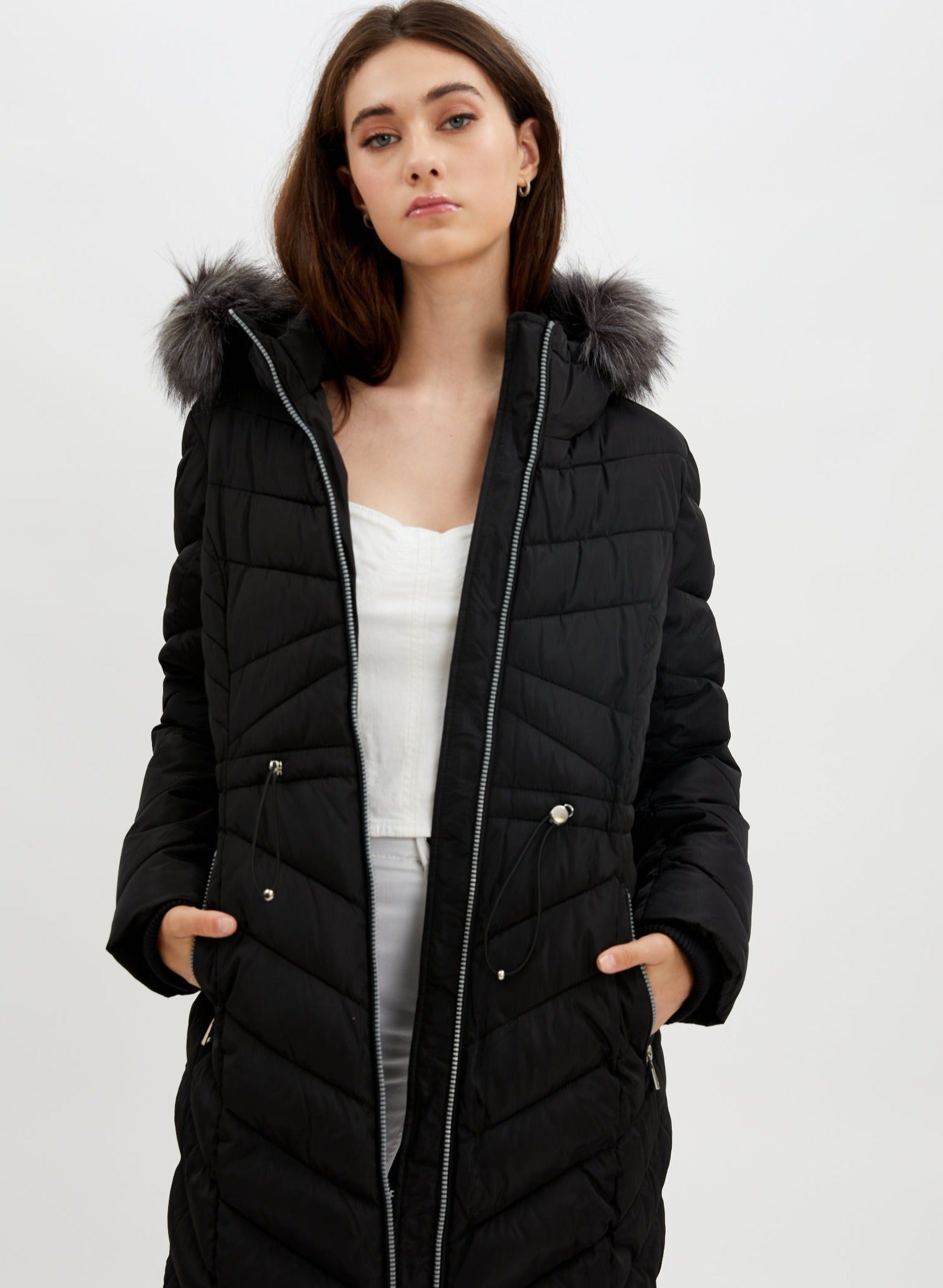 BEATRICE | Eco-down parka jacket || BEATRICE | Longue doudoune zippée à capuche avec zip latéral et bordure en fausse fourrure
