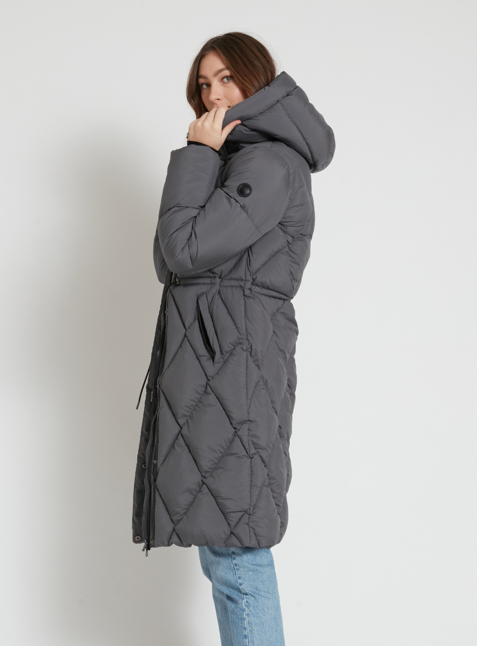 BEBIANA  | Zip front hooded maxi length diamond quilted puffer jacket || BEBIANA |  Doudoune longue matelassée à capuche zippée sur le devant
