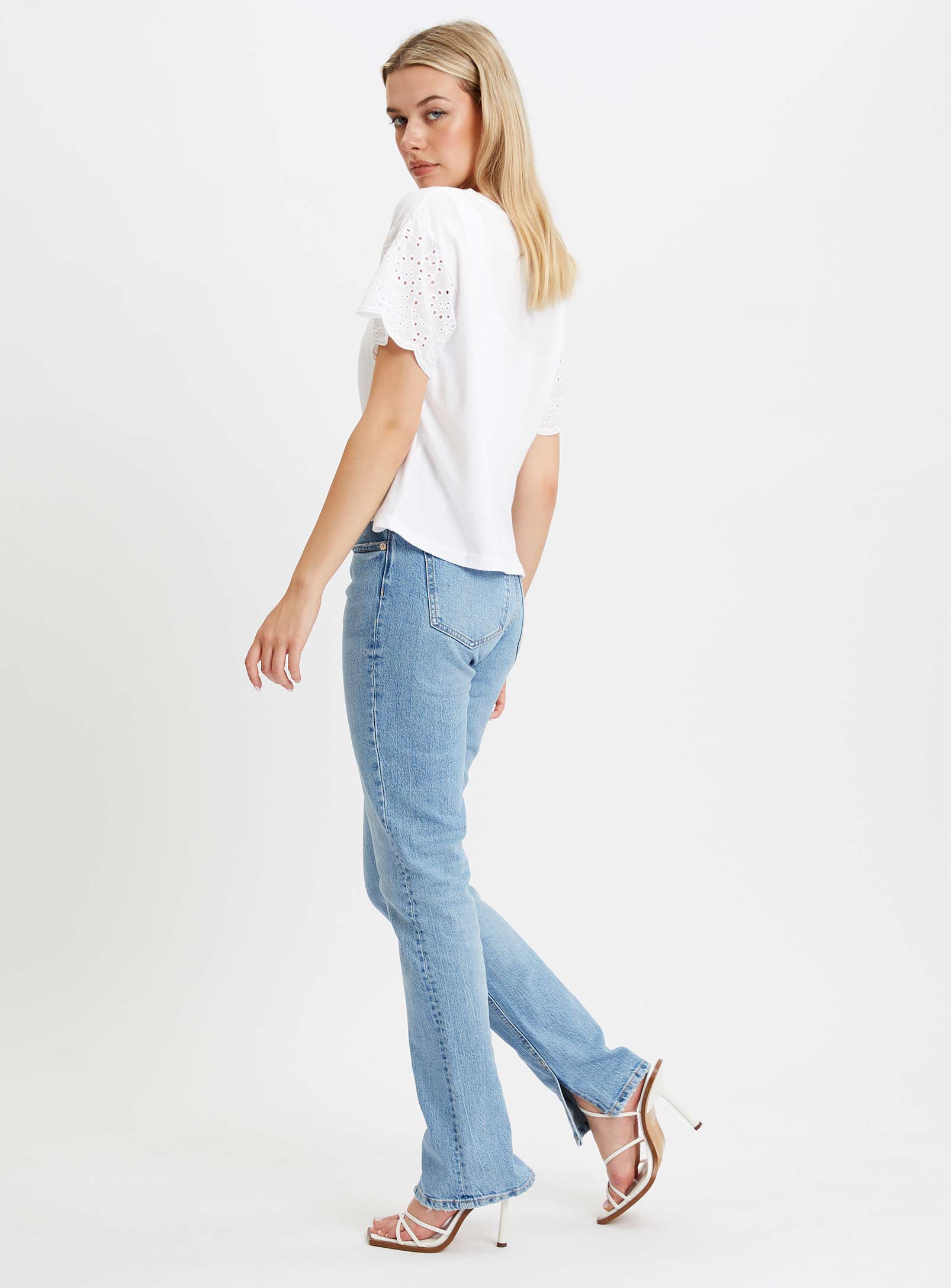 KIM | Short sleeve embroidery top || KIM | Haut brodé à manches courtes