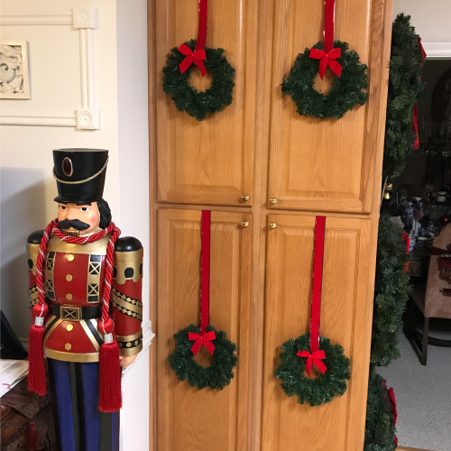 Deluxe Windsor Pine Artificial Christmas Wreath - 12" - Unlit