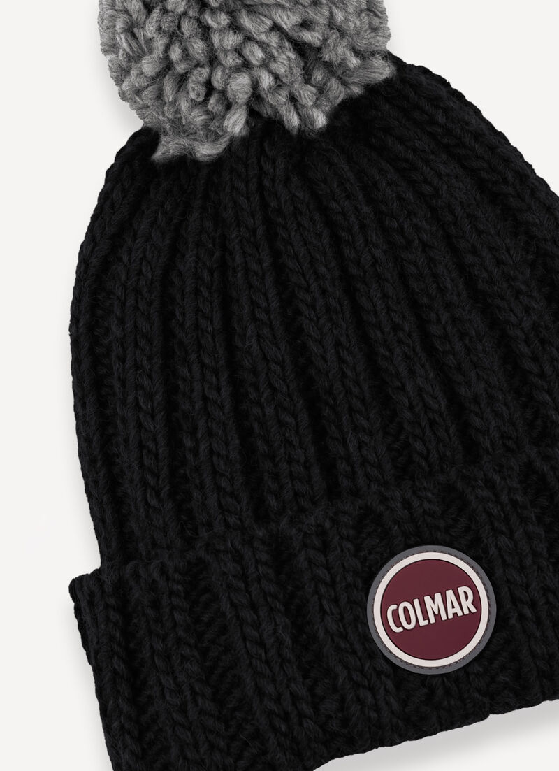 Unisex cap with pom-pom
