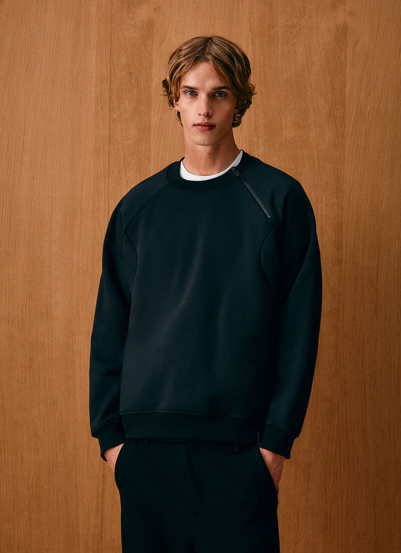 Sweatshirt with zip-up neck