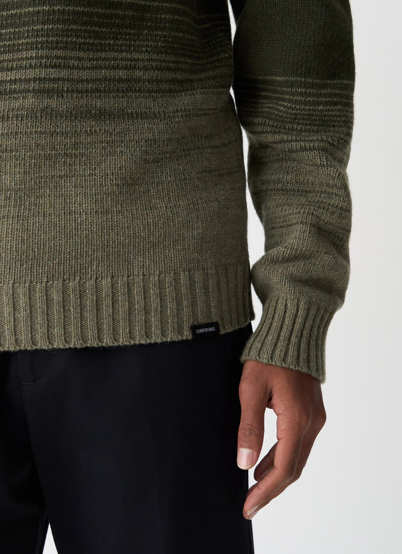 Two-tone pullover