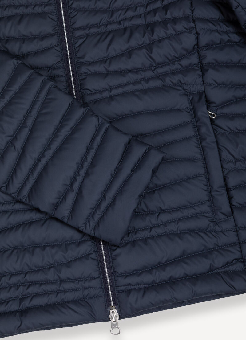 Hooded down jacket with wave quilting