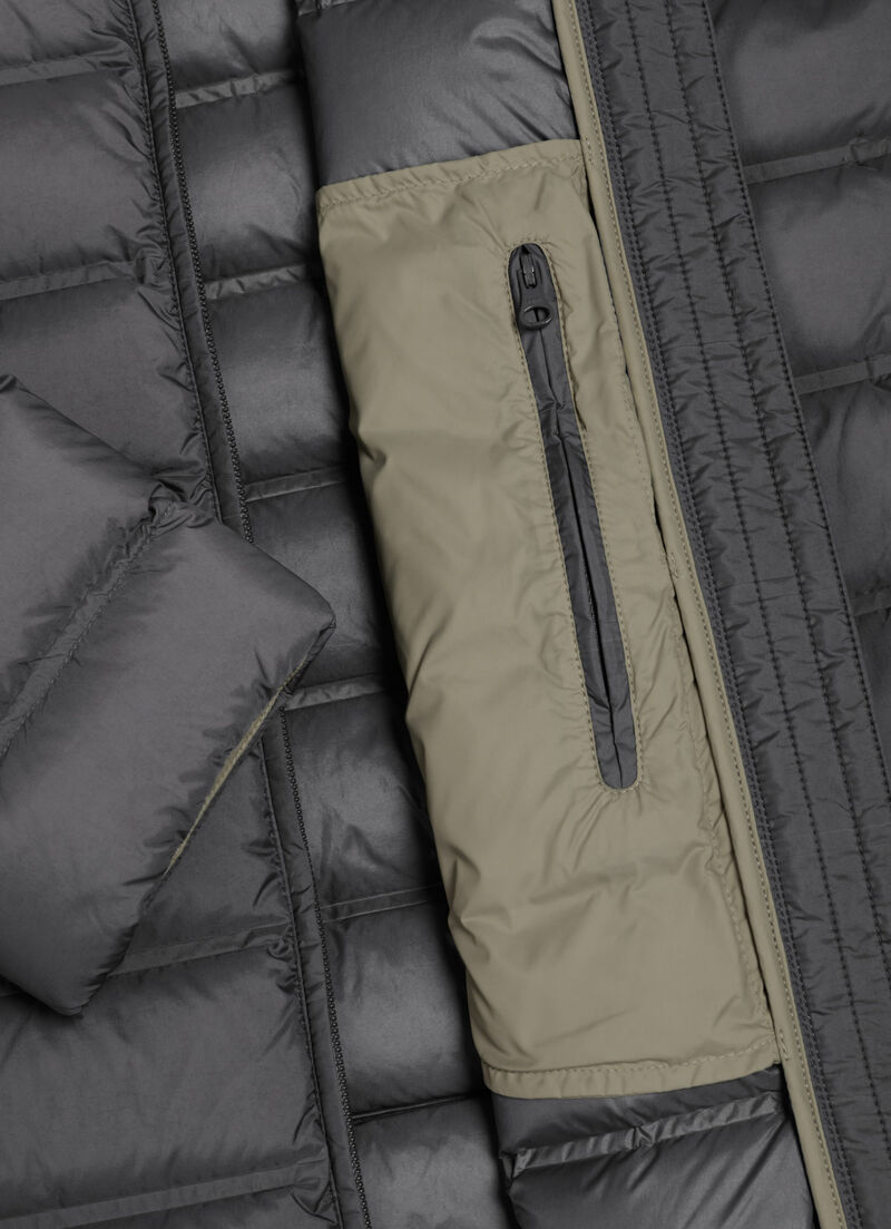 Down jacket with seamless quilting