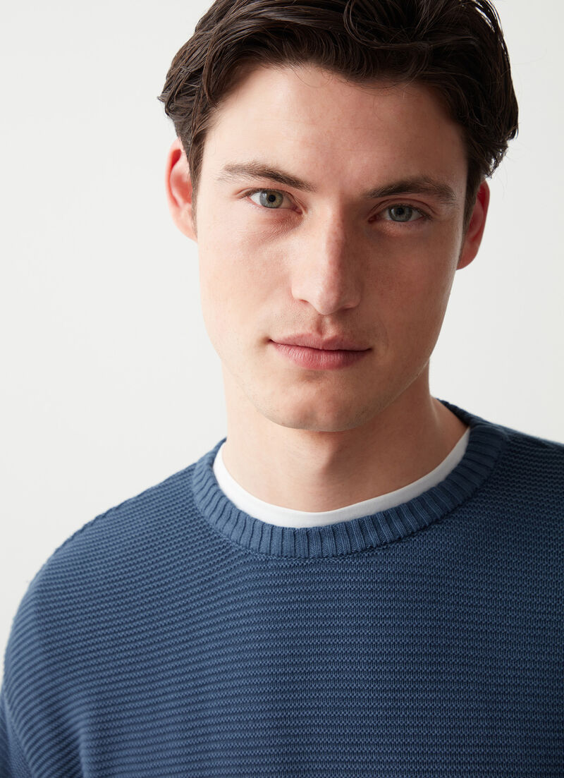 Round-neck pullover with raised knit