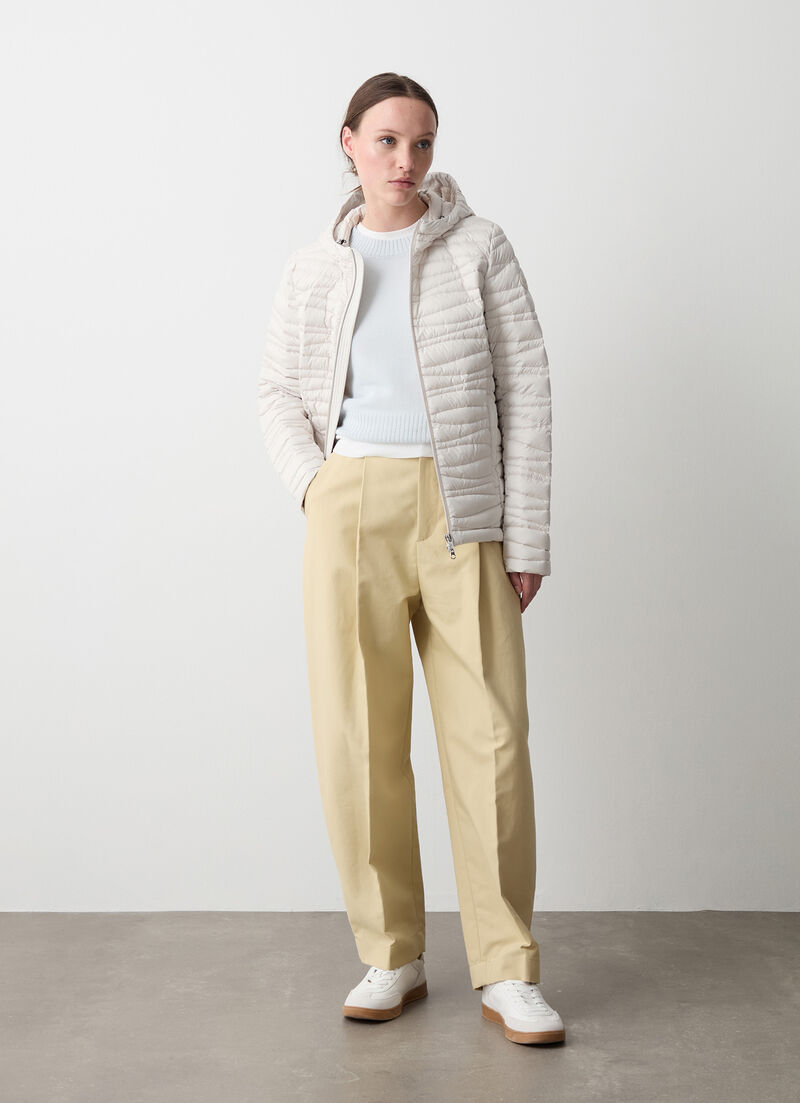 Hooded down jacket with wave quilting