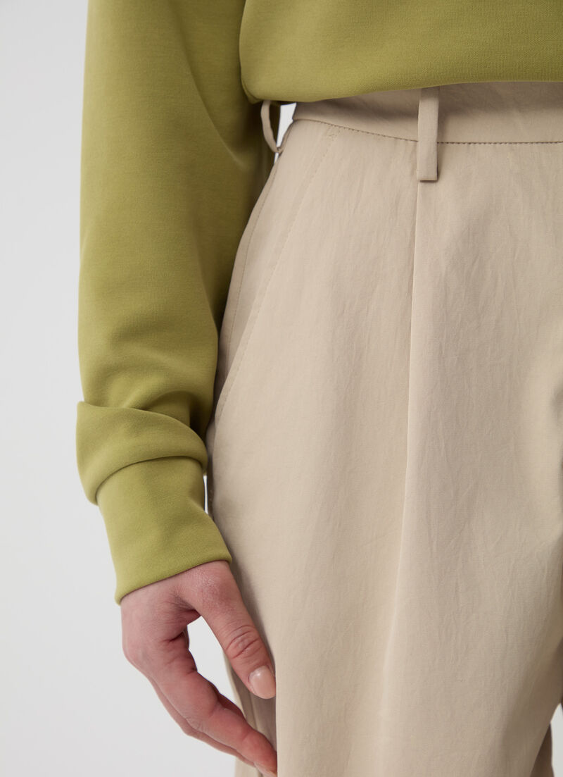 Easy care shorts with darts