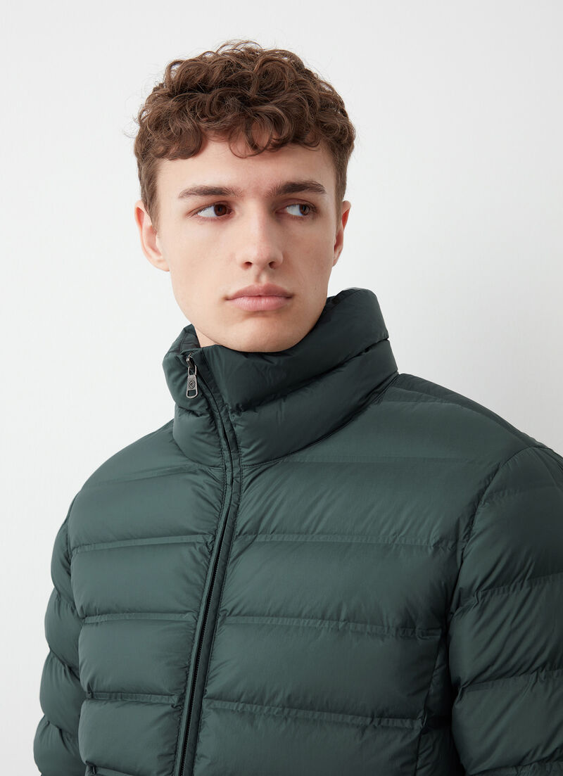 Down jacket with seamless quilting
