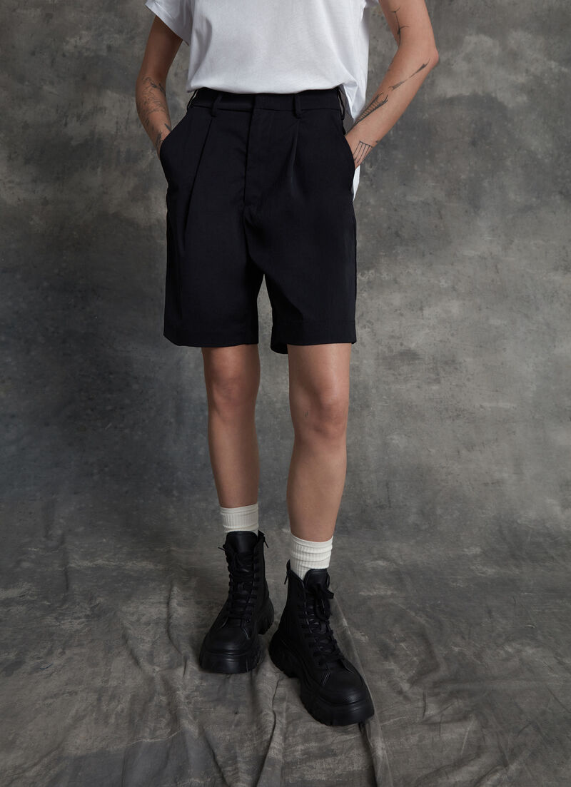 Cropped trousers with darts