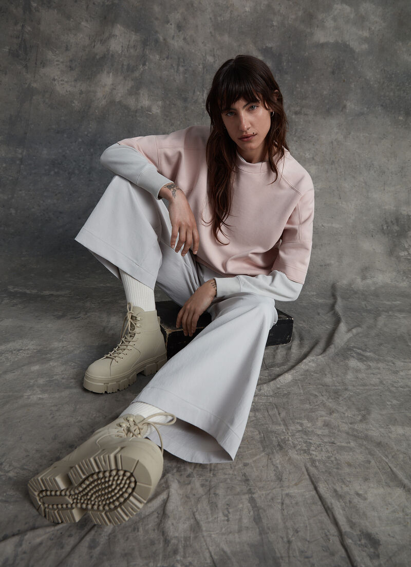 Short-sleeved sweatshirt with side pockets