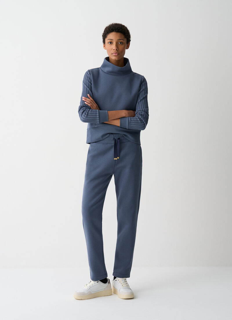 Sweatshirt with cable-knit sleeves