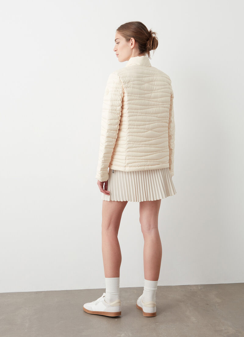 Down jacket with wavy quilting