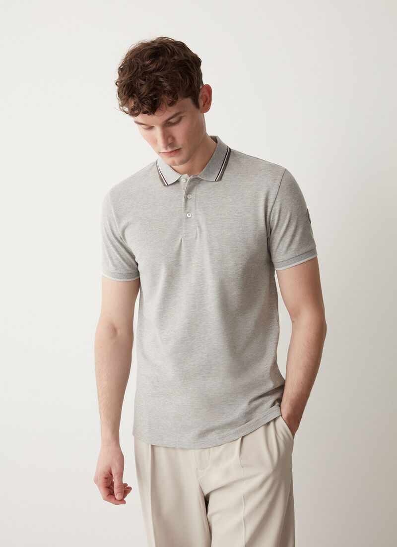 Piqué polo shirt with stripes on the collar