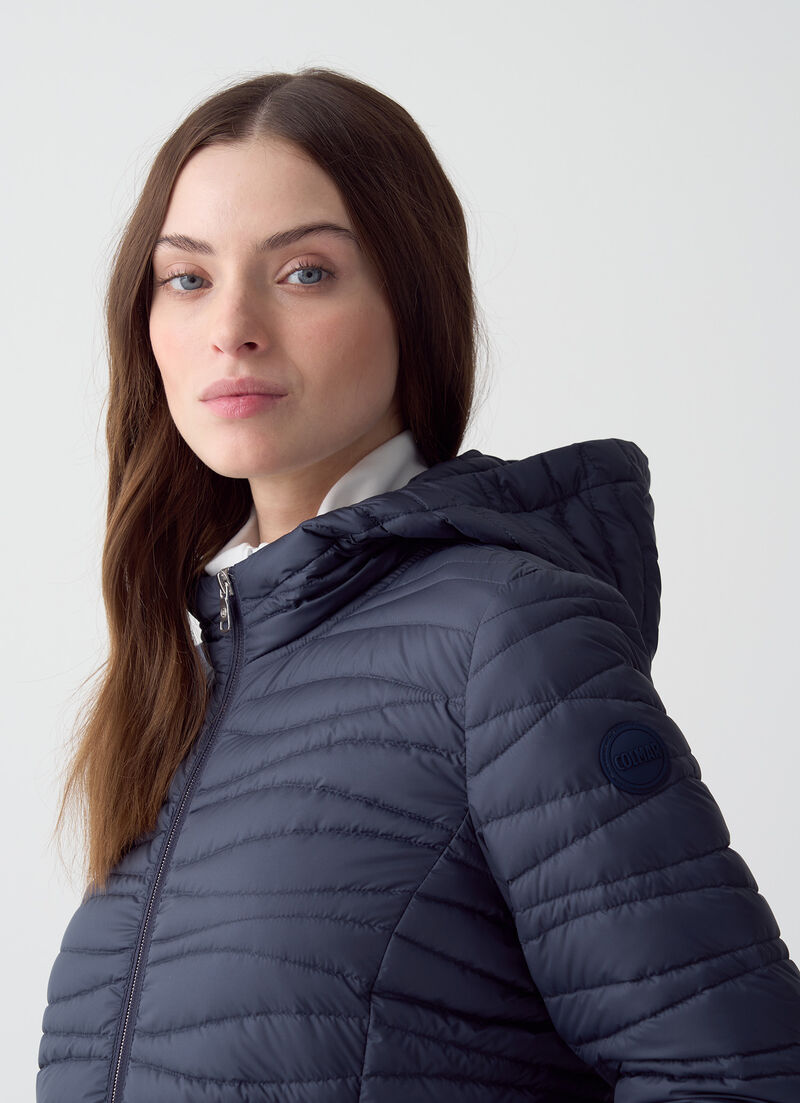 Hooded down jacket with wave quilting