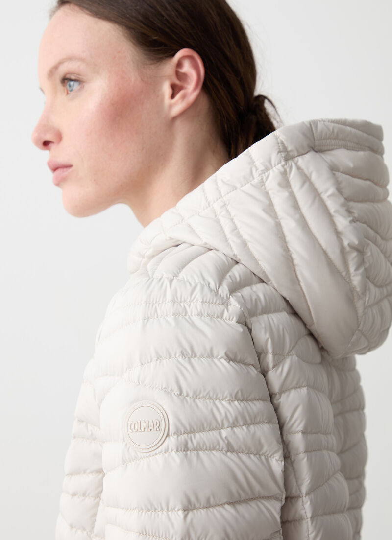 Hooded down jacket with wave quilting