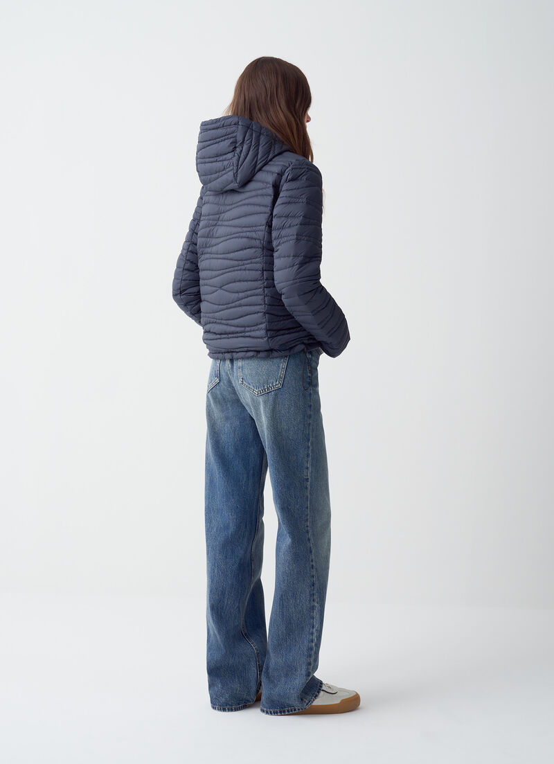 Hooded down jacket with wave quilting